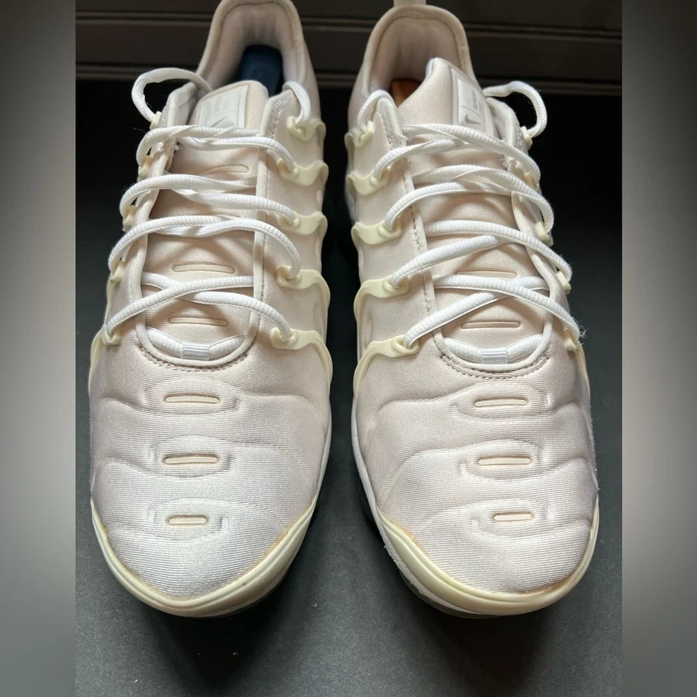 NIKE AIR VAPORMAX PLUS SHOES SIZE. 9.5 TRIPLE WHITE PLATINUM SNEAKERS